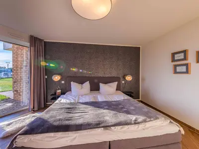 Ferienwohnung Am lütten Meer Hafenresidenz: Schlafzimmer mit Doppelbett