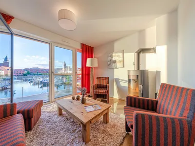 Ferienwohnung Müritzquartier No.13 Hafenresidenz: Wohnzimmer mit Hafenblick