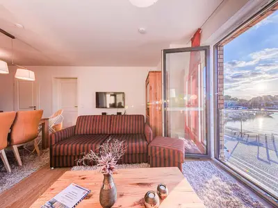Ferienwohnung Müritzquartier No.13 Hafenresidenz: Wohnzimmer mit Hafenblick