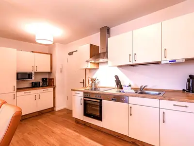 Ferienwohnung Müritzquartier No.13 Hafenresidenz: Küche mit Essbereich