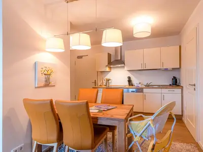 Ferienwohnung Müritzquartier No.13 Hafenresidenz: Küche mit Essbereich