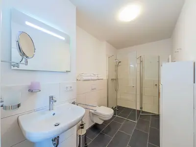 Ferienwohnung Müritzquartier No.13 Hafenresidenz: Badezimmer mit Glasdusche