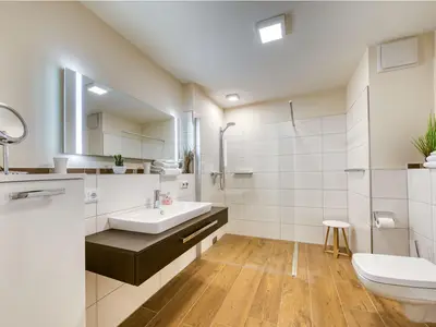 Ferienwohnung Müritz Charme Hafenresidenz: Badezimmer mit Glasdusche