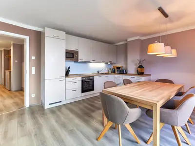 Ferienwohnung Entschleunigung Hafenresidenz: Küche mit Essbereich