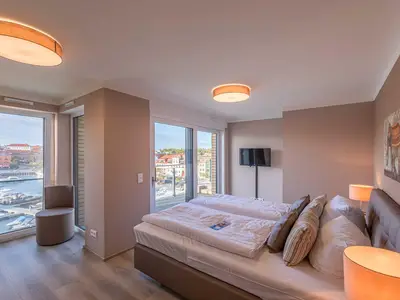 Ferienwohnung Entschleunigung Hafenresidenz: Schlafzimmer mit Panorama-Blick