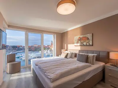Ferienwohnung Entschleunigung Hafenresidenz: Schalfzimmer mit Blick auf den Yachthafen