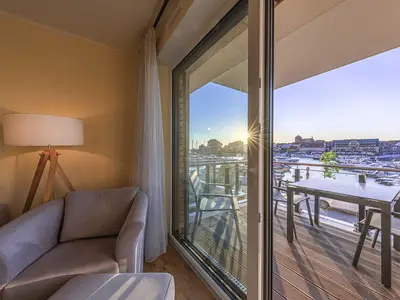 Ferienwohnung Hafenidylle Hafenresidenz: Wohnzimmer mit Seeblick