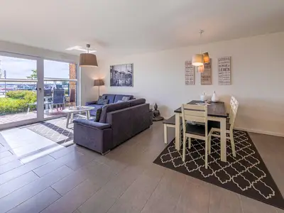 Ferienwohnung Atlantica Hafenresidenz Wohnzimmer mit Terrasse und Hafenblick