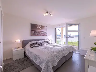 Ferienwohnung Atlantica Hafenresidenz Schlafzimmer mit Hafenblick