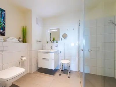 Ferienwohnung Atlantica Hafenresidenz Badezimmer mit Dusche