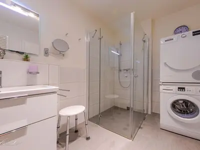 Ferienwohnung Atlantica Hafenresidenz Badezimmer mit Dusche, Waschmaschine, Trockner