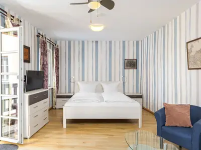 Ferienwohnung Blaue Kombüse Waren (Müritz) - Bett mit TV