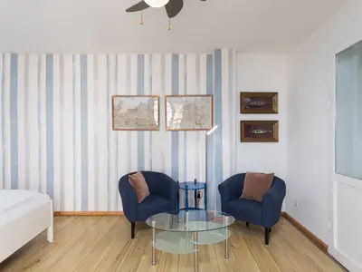 Ferienwohnung Blaue Kombüse Waren (Müritz) - Schlafzimmer mit gemütlicher Sitzecke