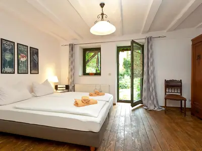 Ferienwohnung Gänseblume Waren (Müritz) - geräumiges Schlafzimmer mit Blick in den Garten