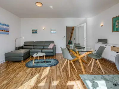 Ferienwohnung Eddi Blick in den offenen Wohnbereich mit Esstisch