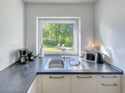 Ferienwohnung Eddi Küche mit Blick in den Garten