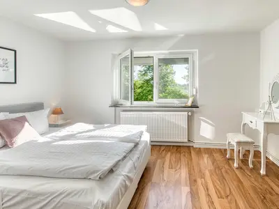 Ferienwohnung Eddi Doppelbett im Schlafzimmer