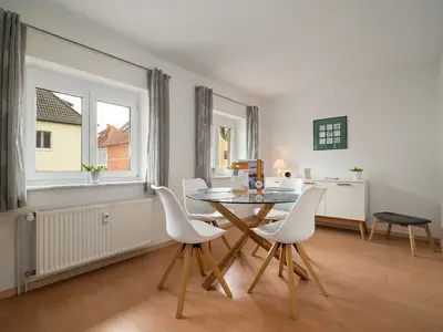 Ferienwohnung Jette Waren (Müritz) - Esstisch mit K&K Begrüßungsbox