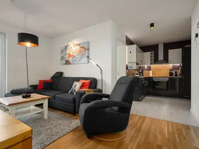 Ferienwohnung Fischotter Hafenresidenz Wohnbereich und Blick in die Küche