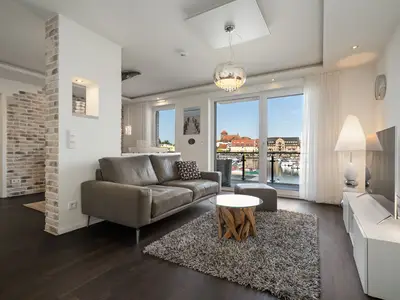 Ferienwohnung First Marina View Hafenresidenz Wohnbereich mit Hafenblick