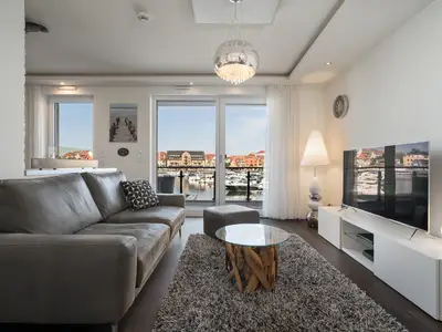 Ferienwohnung First Marina View Hafenresidenz Wohnzimmer am Wasser