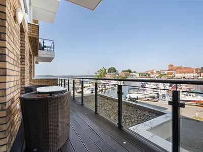 Ferienwohnung First Marina View Hafenresidenz Balkon mit Blick über Waren