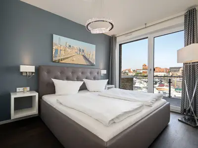 Ferienwohnung First Marina View Hafenresidenz Schlafzimmer mit Hafenblick