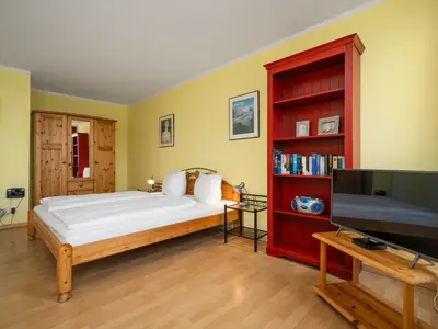 Ferienwohnung Abendsonne Waren - Wohn-und Schlafbereich mit TV-Einheit