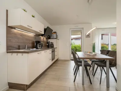 Ferienwohnung Müritztraum Hafenresidenz Küche und Essbereich
