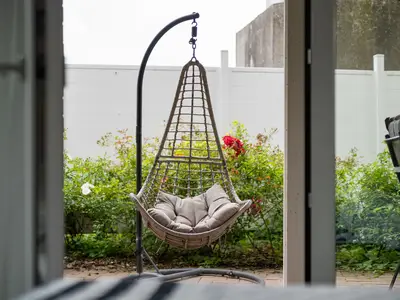 Ferienwohnung Müritztraum Waren (Müritz) - Entspannung im Hängesessel auf der Terrasse
