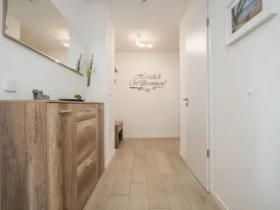 Ferienwohnung Müritztraum Waren (Müritz) - Einladender Flur mit stilvollem Willkommen