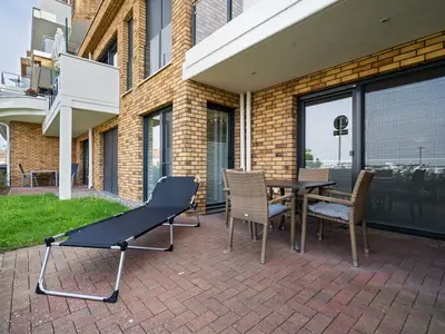 Ferienwohnung Fischotter Waren (Müritz) - Terrasse mit Sitzgruppe und Sonnenliege
