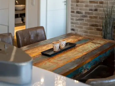 Ferienwohnung First Marina View Waren (Müritz) - stilvoller Esstisch mit maritimem Flair