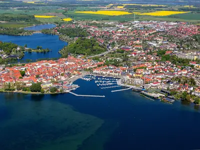 Ferienwohnung First Marina View Hafenresidenz Waren (Müritz) - Drohnenaufnahme