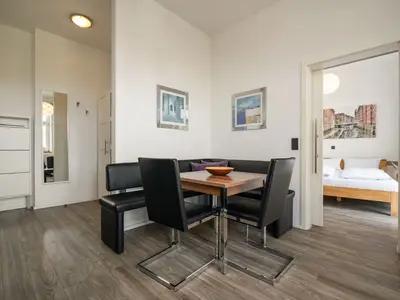 Ferienwohnung Altstadtapartment Carli Waren (Müritz) - gemütlicher Essbereich mit Zugang zum Schlafzimmer