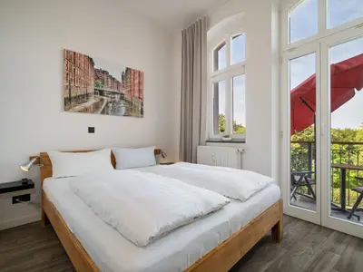 Ferienwohnung Altstadtapartment Carli Waren (Müritz) - Schlafzimmer mit Blick ins Grüne