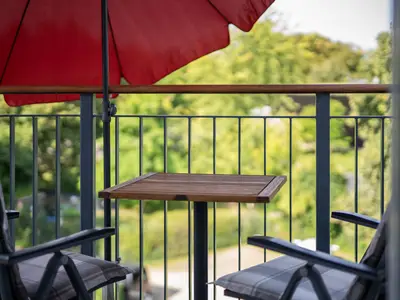 Ferienwohnung Altstadtapartment Carli Waren (Müritz) - gemütlicher Balkon mit Sitzgelegenheit und Sonnenschirm