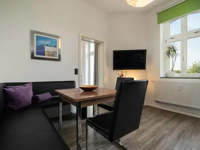 Ferienwohnung Altstadtapartment Carli Waren (Müritz) - heller Wohn- und Essbereich mit TV und gemütlicher Sitzecke