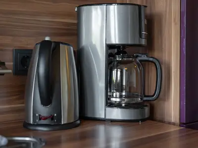 Ferienwohnung Altstadtapartment Carli Waren (Müritz) - Küche mit Kaffeemaschine und Wasserkocher