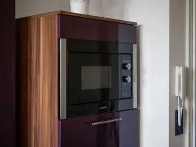 Ferienwohnung Altstadtapartment Carli Waren (Müritz) - moderne Küche mit eingebauter Mikrowelle
