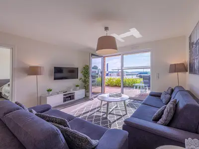 Ferienwohnung Atlantica Hafenresidenz Waren (Müritz) - Wohnzimmer mit Hafenblick