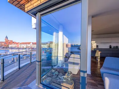 Ferienwohnung Quartier Lounge Hafenresidenz Waren (Müritz) - Balkon mit Blick auf Waren (Müritz)