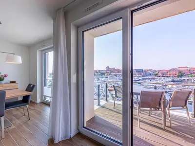 ChatGPT:  Ferienwohnung Sieglinde Hafenresidenz Waren (Müritz) – Offener Wohn- und Essbereich mit stilvollem Ambiente