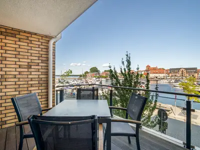 Ferienwohnung Hafenblick Waren (Müritz) – Großzügiger Balkon mit herrlichem Panoramablick auf den Hafen