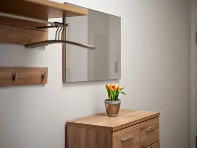 Ferienwohnung Hafenblick Waren (Müritz) – Heller Flur mit Garderobe und liebevollen Details