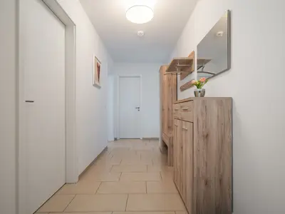 Ferienwohnung Hafenblick Waren (Müritz) – Freundlicher Eingangsbereich mit viel Stauraum und modernem Design
