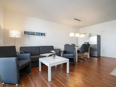 Ferienwohnung Hafenblick Waren (Müritz) – Offener Wohn- und Essbereich mit moderner Einrichtung und gemütlichem Ambiente