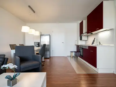 Ferienwohnung Hafenblick Waren (Müritz) – Moderne, voll ausgestattete Küche mit gemütlichem Essbereich