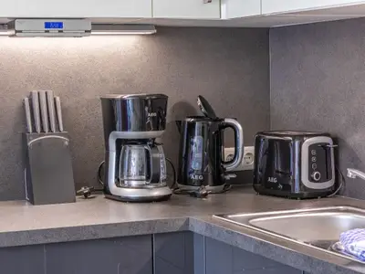 Ferienwohnung Leonie Hafenresidenz Waren (Müritz) – Moderne Küche mit Kaffeemaschine