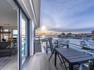ChatGPT:  Ferienwohnung Garzini Hafenresidenz Waren (Müritz) – Großer Balkon mit herrlichem Blick auf den Yachthafen